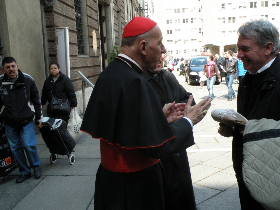 La Santa Sindone - Il Cardinal Poletto si intrattiene con i pellegrini_12.JPG
